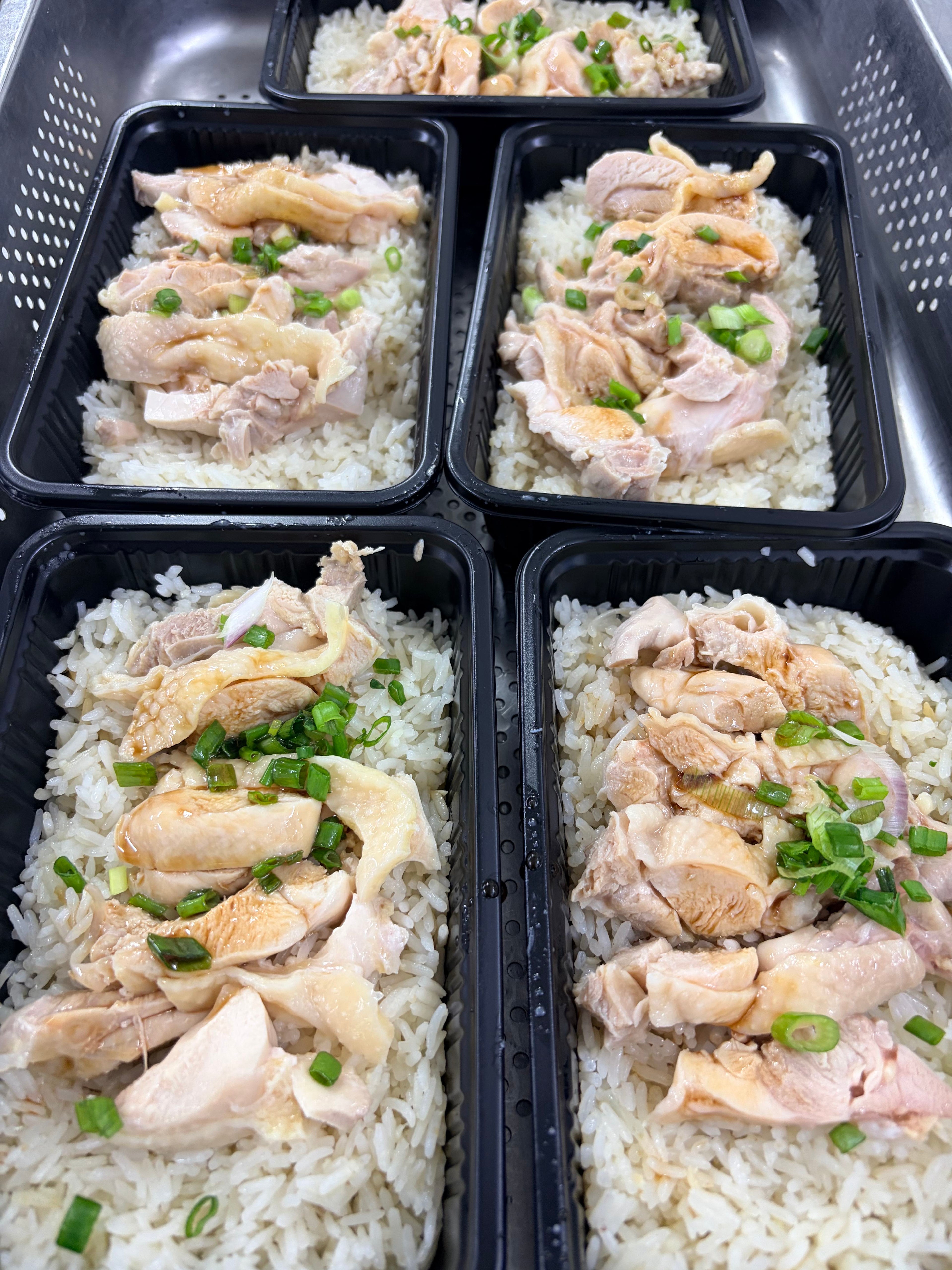 Boneless steamed chicken rice